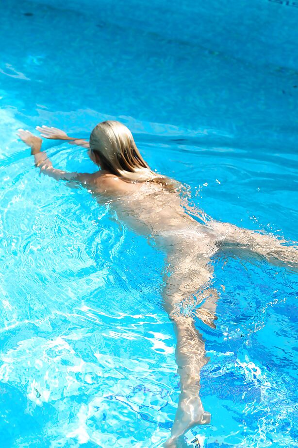 16P La jeune blonde Christen nage nue dans la piscine et se masturbe