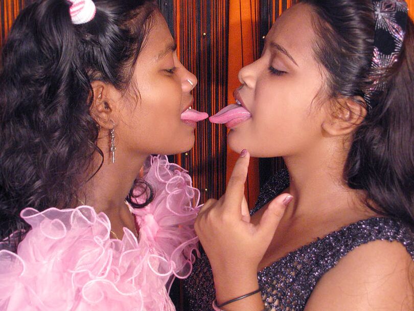 18P lesbianas indias se besan con lengua antes de lamer y jugar con vaginas