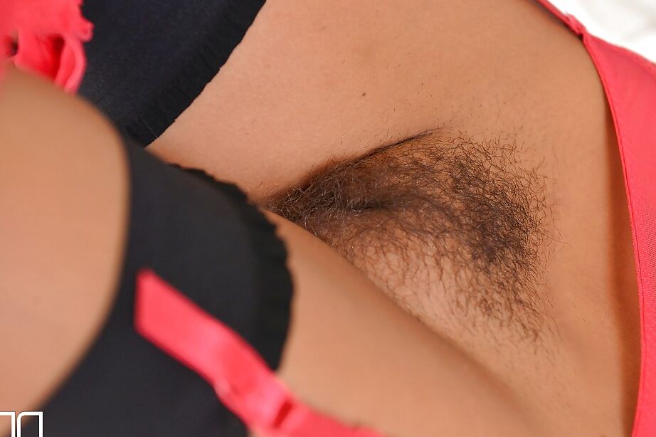 16P 大きなおっぱいのラティーナ ミア アナベルが黒のナイロンとガーターでトップレスでポーズをとる