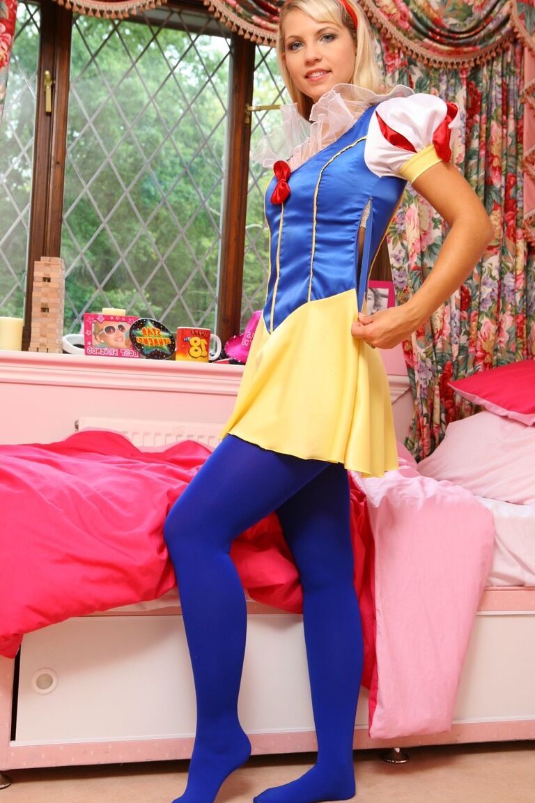 21P A linda Jenni P perde a fantasia sexy de Branca de Neve e revela seu corpo bronzeado