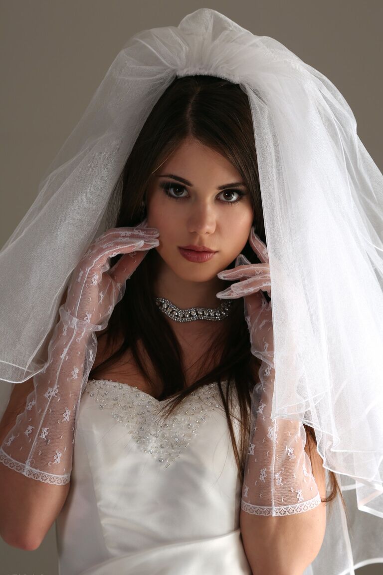 21P La novia sexy Little Caprice se quita el vestido de novia