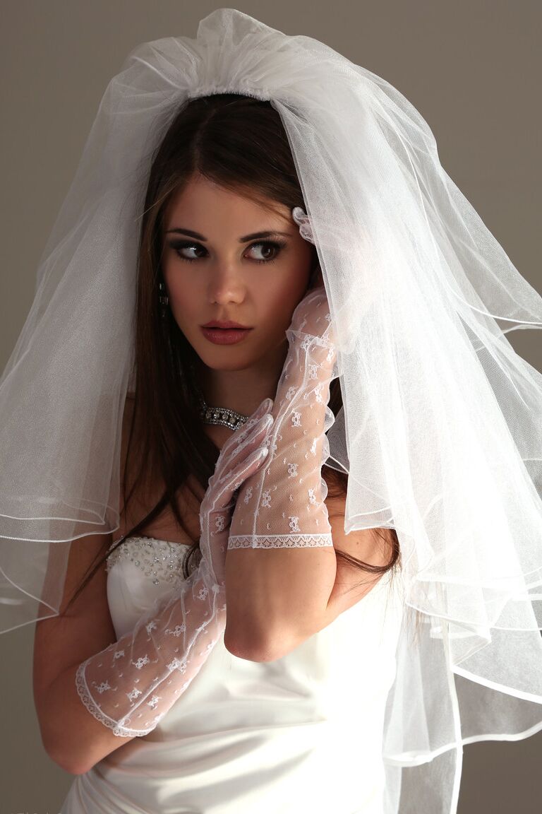 21P La novia sexy Little Caprice se quita el vestido de novia