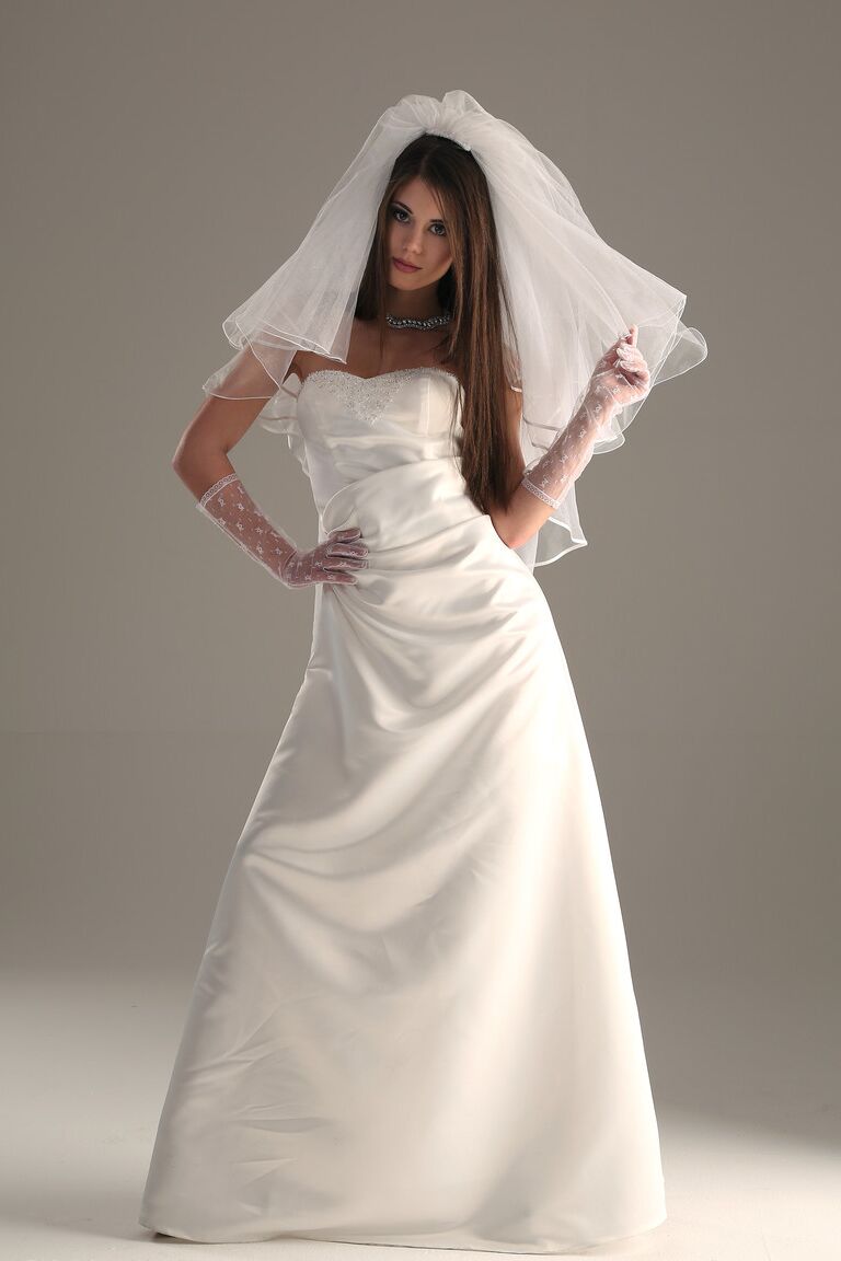 21P La novia sexy Little Caprice se quita el vestido de novia