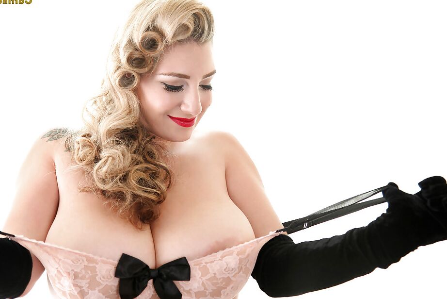 16p la rubia rizada septiembre carrino sacude sus sabrosas tetas gigantes