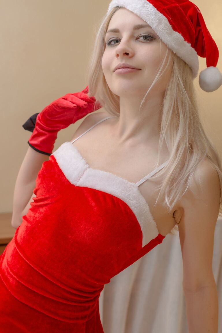 21P La jeune blonde Egida se déshabille à Noël en bas sexy OTK et une casquette