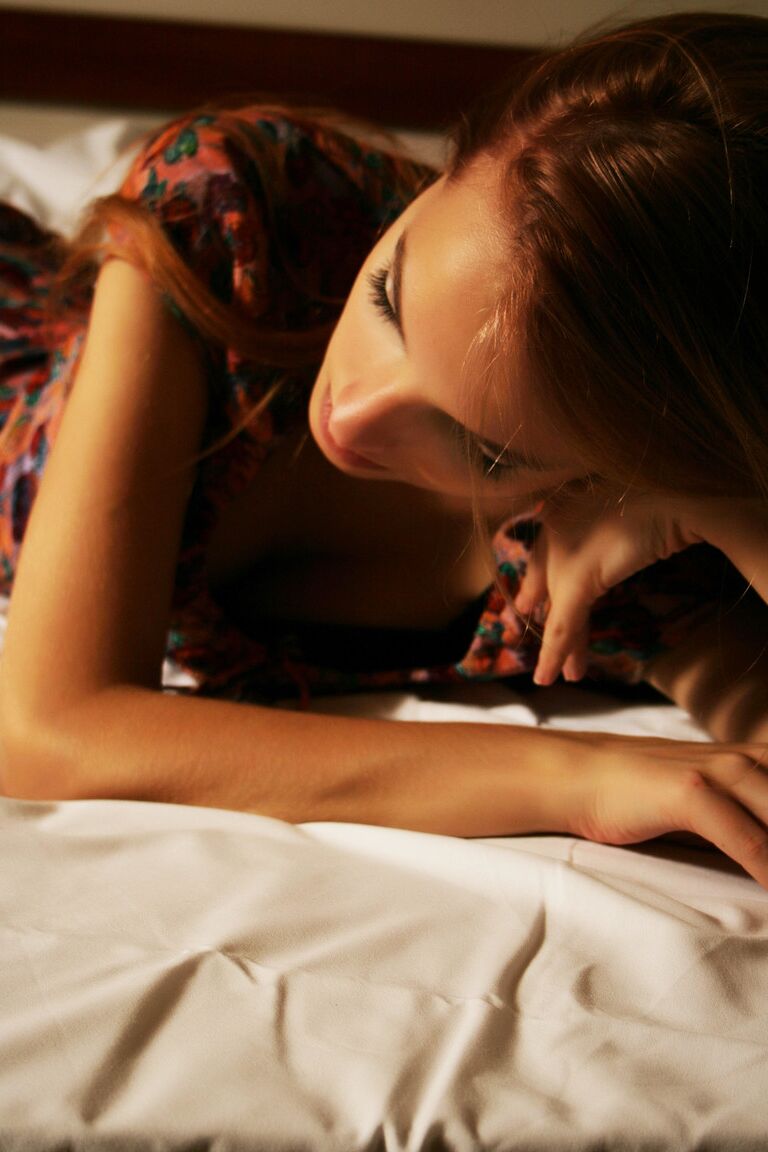 21P Die verführerische Schönheit Kira W zieht sich in hauchdünnen Strümpfen auf ihrem Bett aus