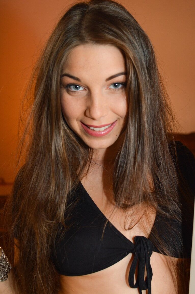 17P La MILF en chaleur Lara se lance dans le sexe lesbien avec la jeune beauté brune Diana Dolce