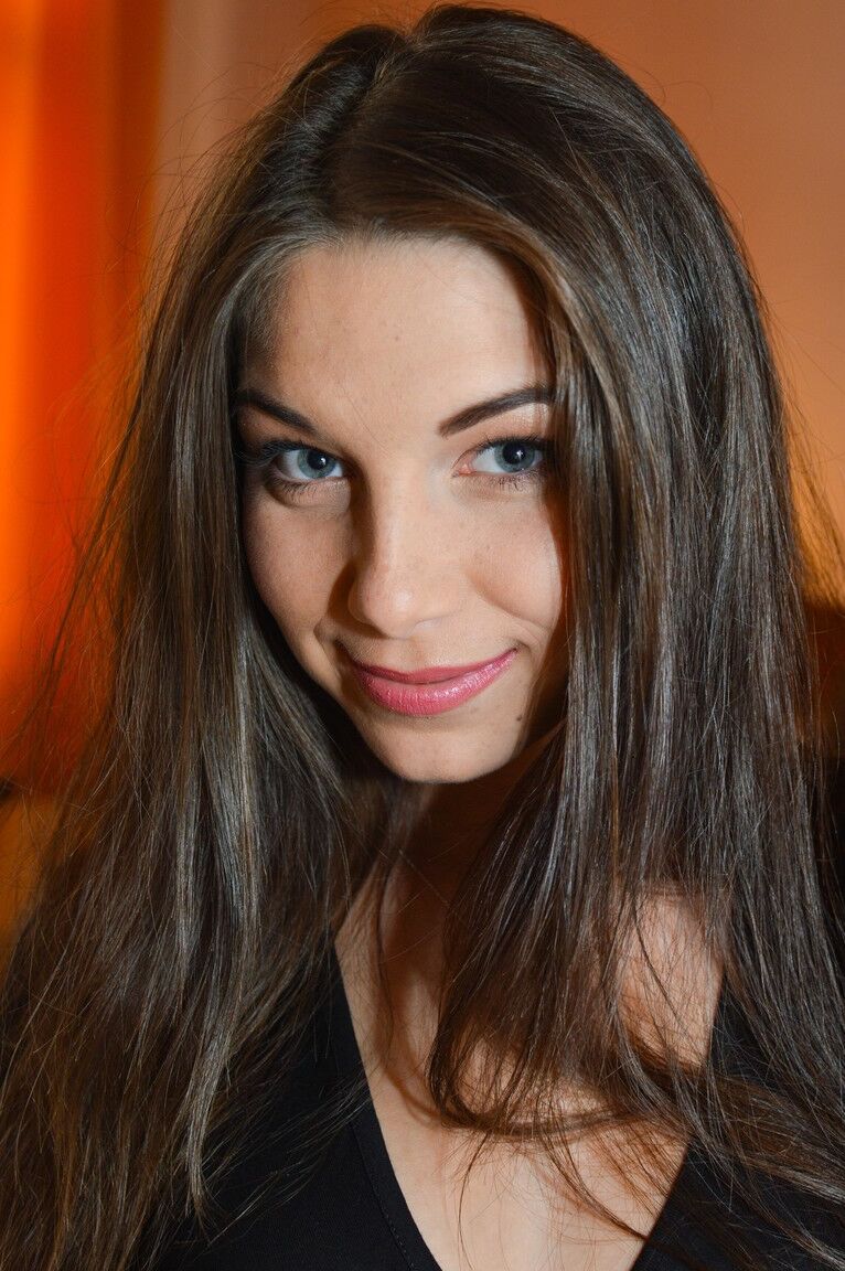 17P La MILF en chaleur Lara se lance dans le sexe lesbien avec la jeune beauté brune Diana Dolce