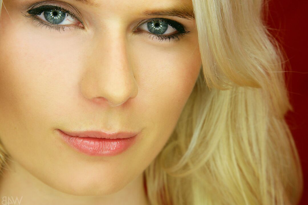 16P La hermosa rubia Lynn Kross se pone crema en su raja apretada con medias sexys