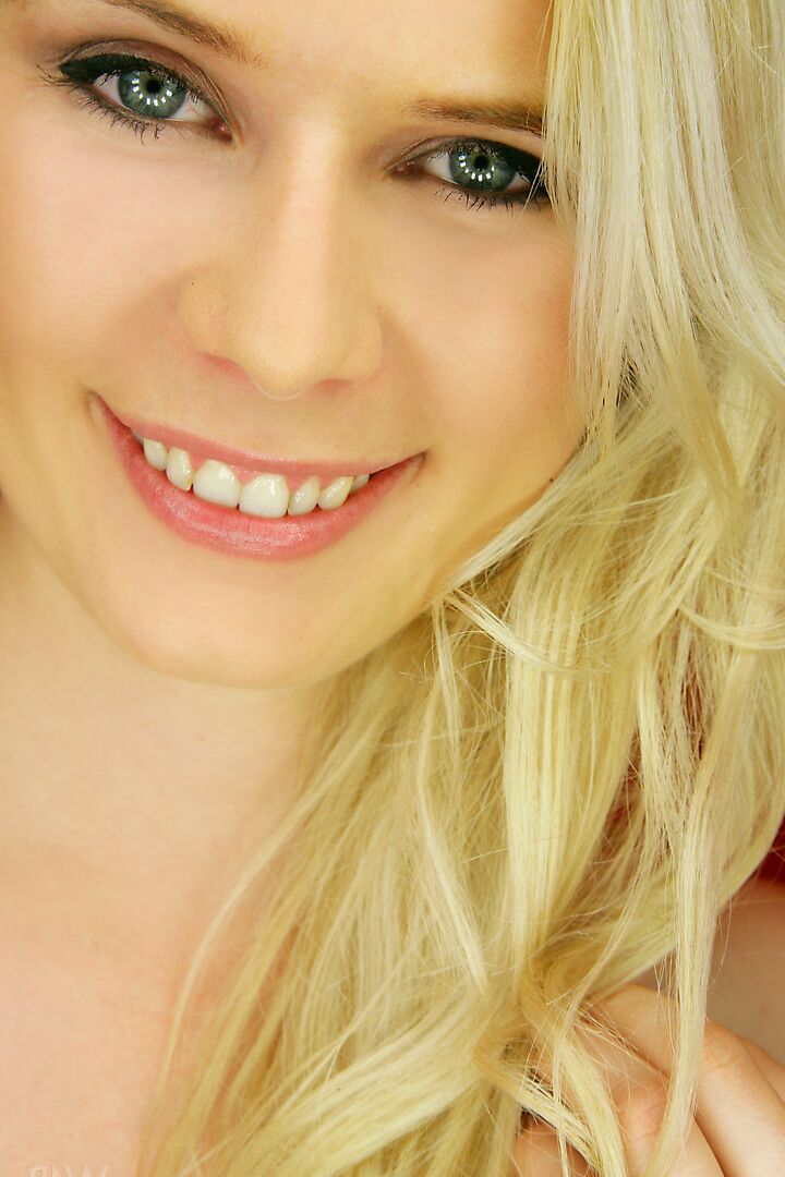 16P La hermosa rubia Lynn Kross se pone crema en su raja apretada con medias sexys