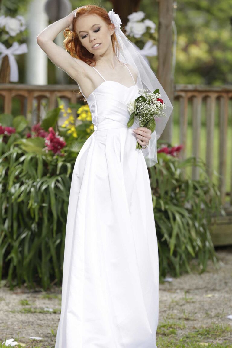 17P Sexy Braut Dolly Little zieht im Freien ihr heißes Hochzeitskleid aus