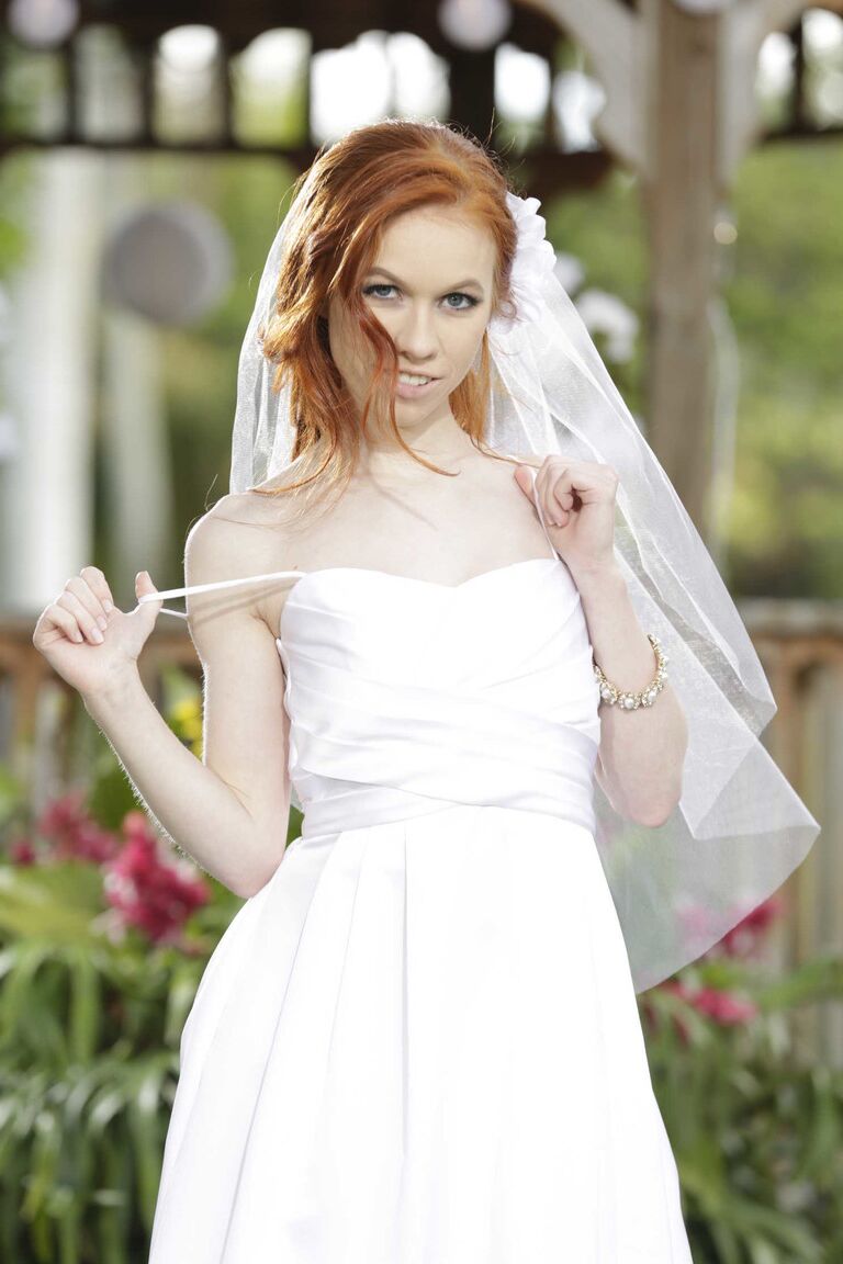 17P Sexy Braut Dolly Little zieht im Freien ihr heißes Hochzeitskleid aus