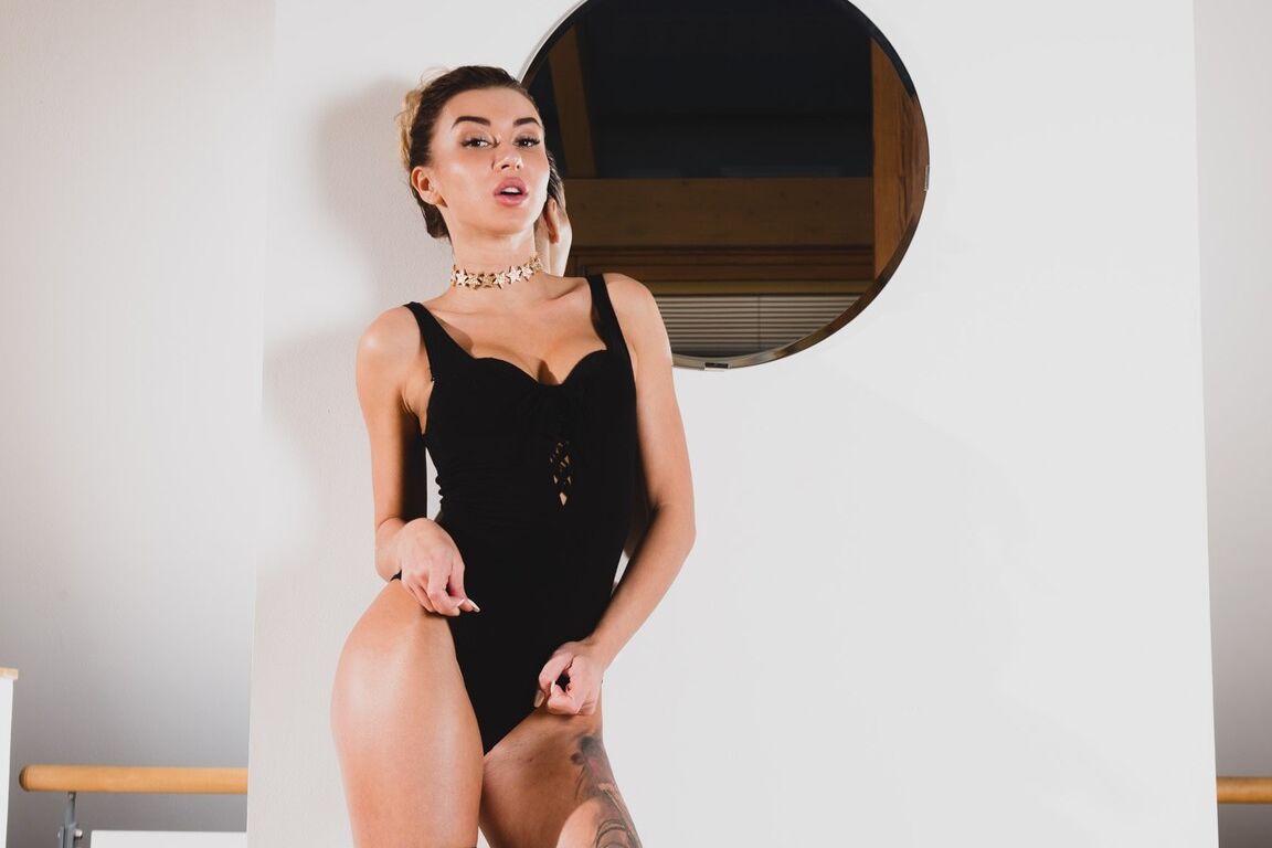 21P A gata russa Katrin Tequila engole um galo negro e gordo