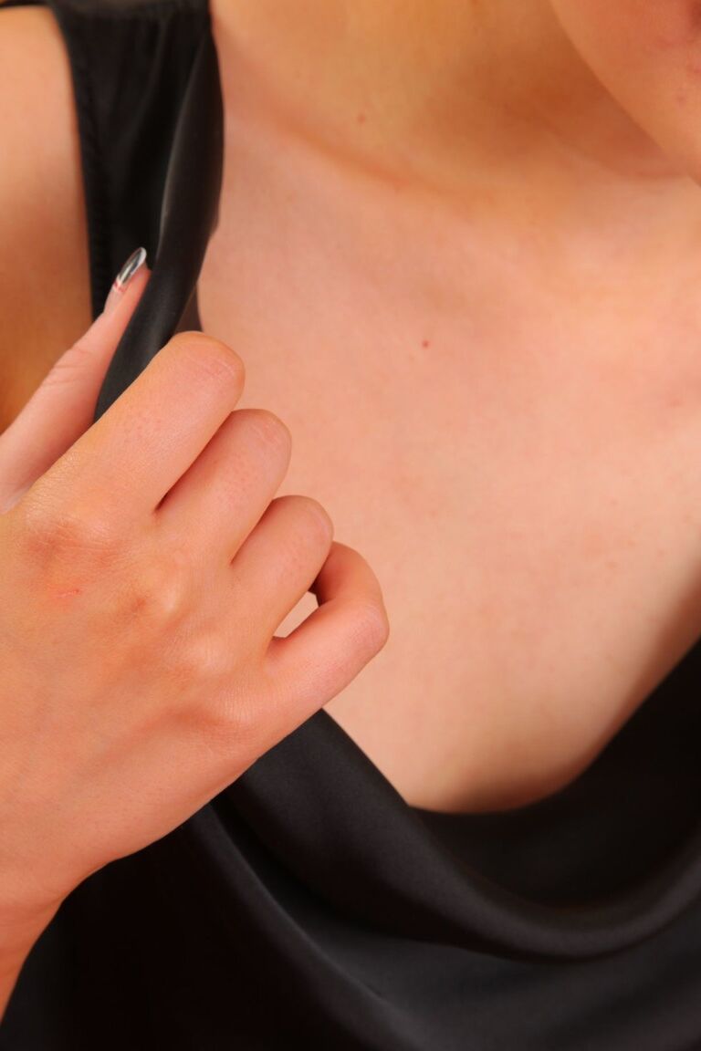 21P 美しいハニー フェイ X が小さなおっぱいを明らかにし、ソファで一人ポーズを楽しむ