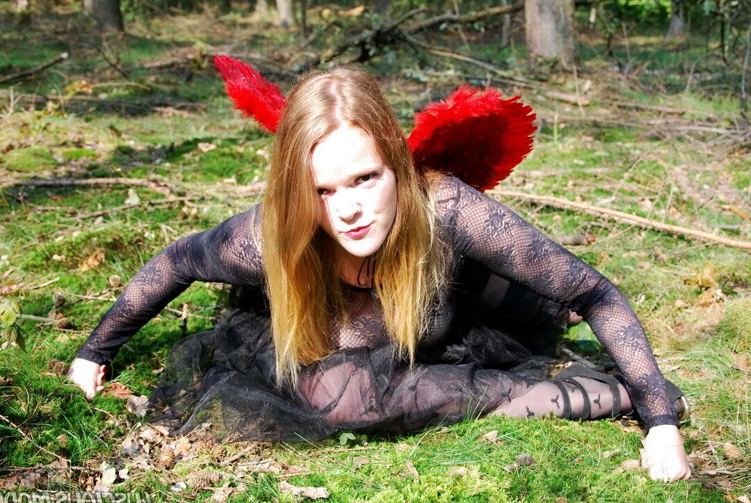 20P Mulher amadora Luscious Models posa na floresta em uma roupa de cosplay