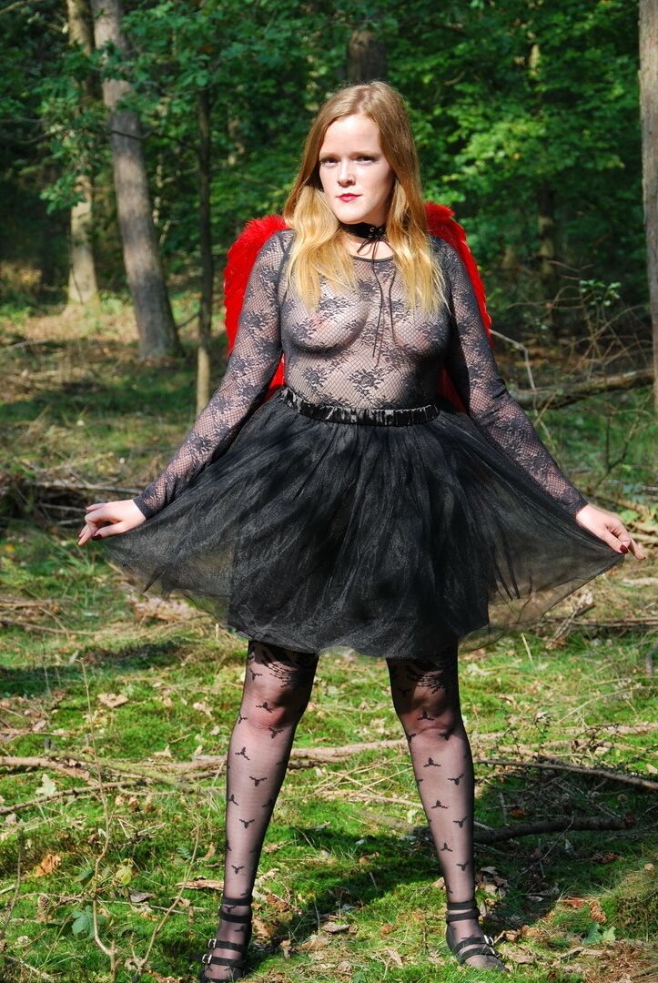 20P Mulher amadora Luscious Models posa na floresta em uma roupa de cosplay