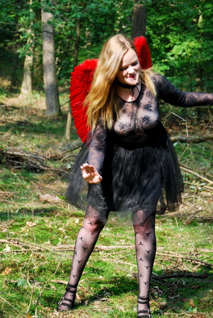 20P Mulher amadora Luscious Models posa na floresta em uma roupa de cosplay