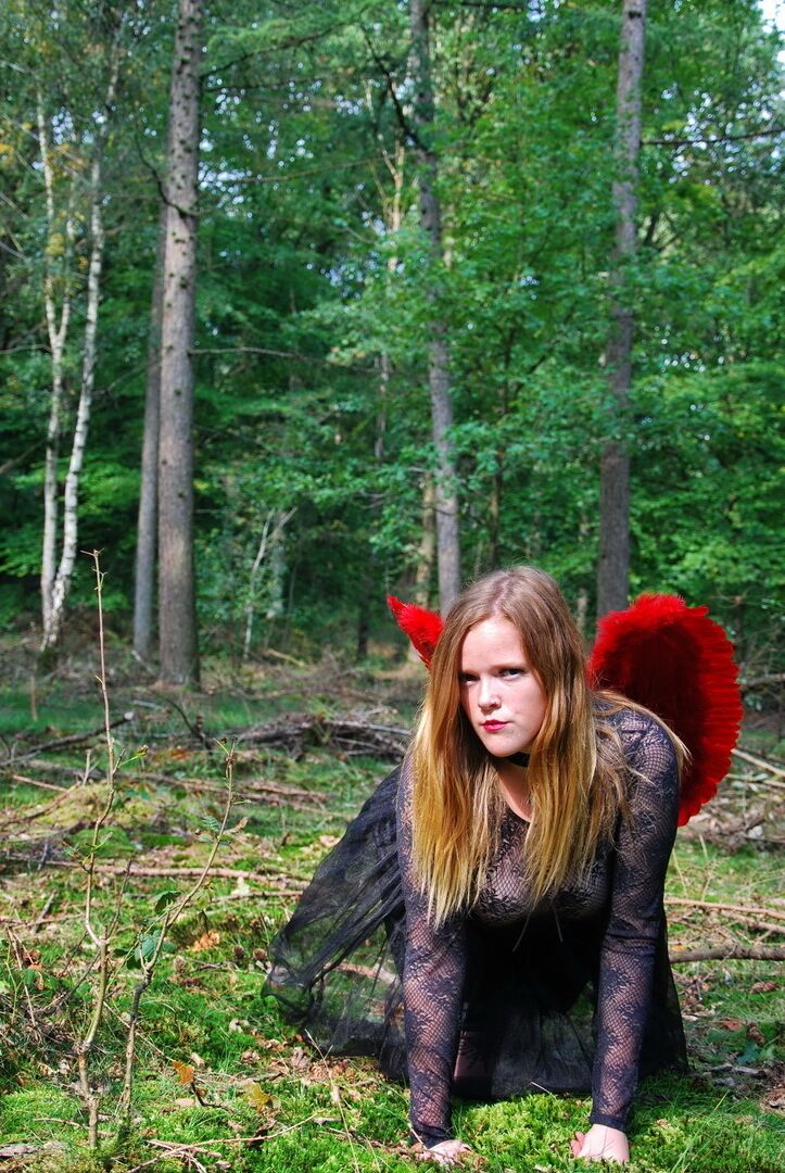 20P Mulher amadora Luscious Models posa na floresta em uma roupa de cosplay