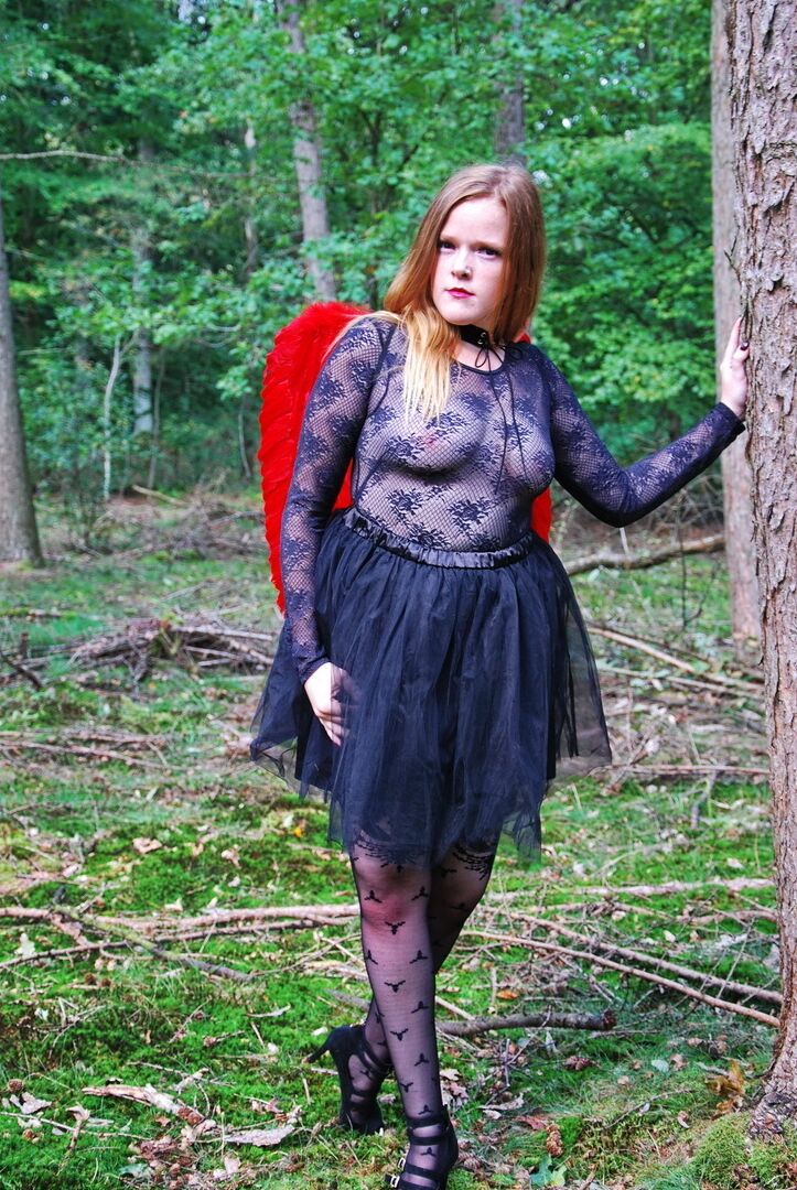 20P Mulher amadora Luscious Models posa na floresta em uma roupa de cosplay
