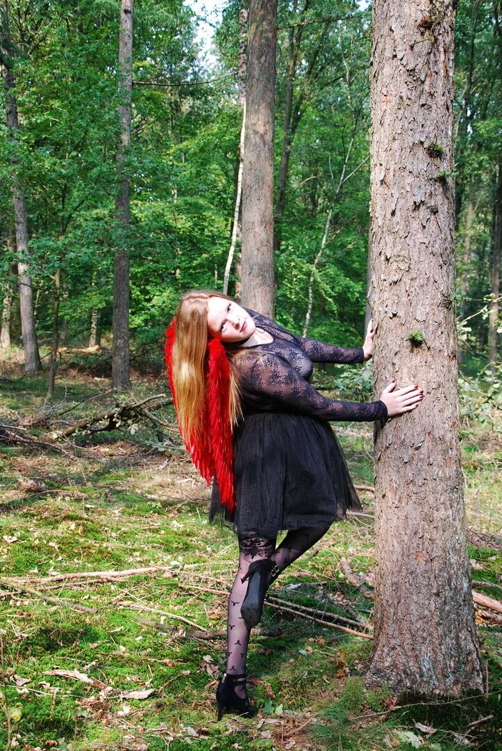 20P Mulher amadora Luscious Models posa na floresta em uma roupa de cosplay