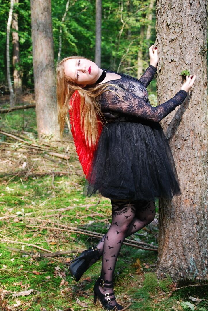 20P Mulher amadora Luscious Models posa na floresta em uma roupa de cosplay