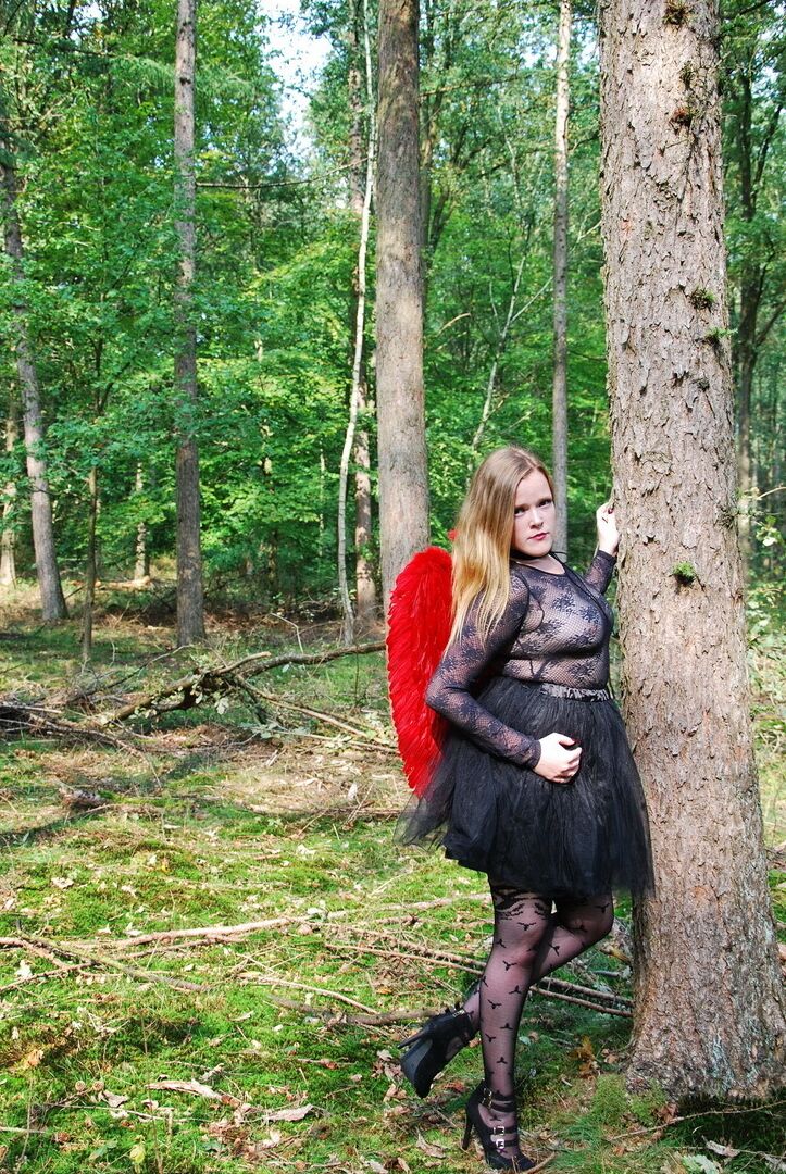 20P Mulher amadora Luscious Models posa na floresta em uma roupa de cosplay