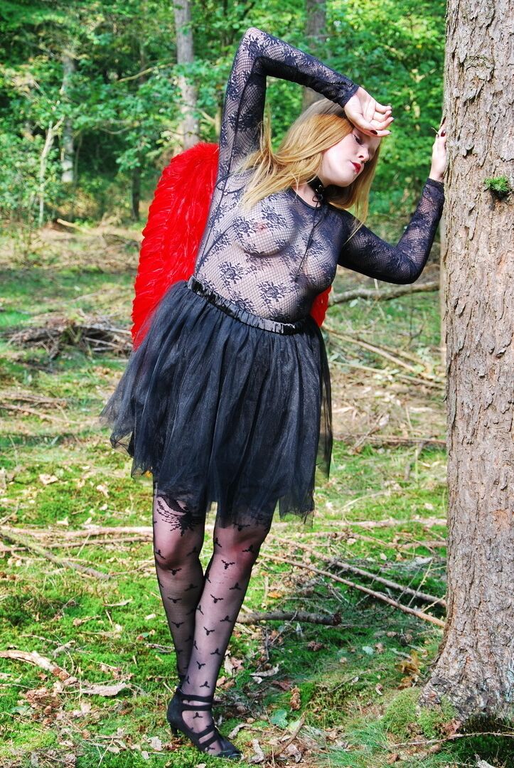 20P Mulher amadora Luscious Models posa na floresta em uma roupa de cosplay