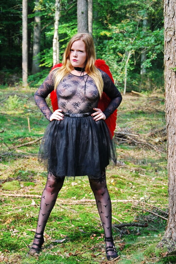 20P Mulher amadora Luscious Models posa na floresta em uma roupa de cosplay