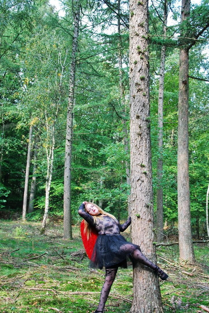 20P Mulher amadora Luscious Models posa na floresta em uma roupa de cosplay