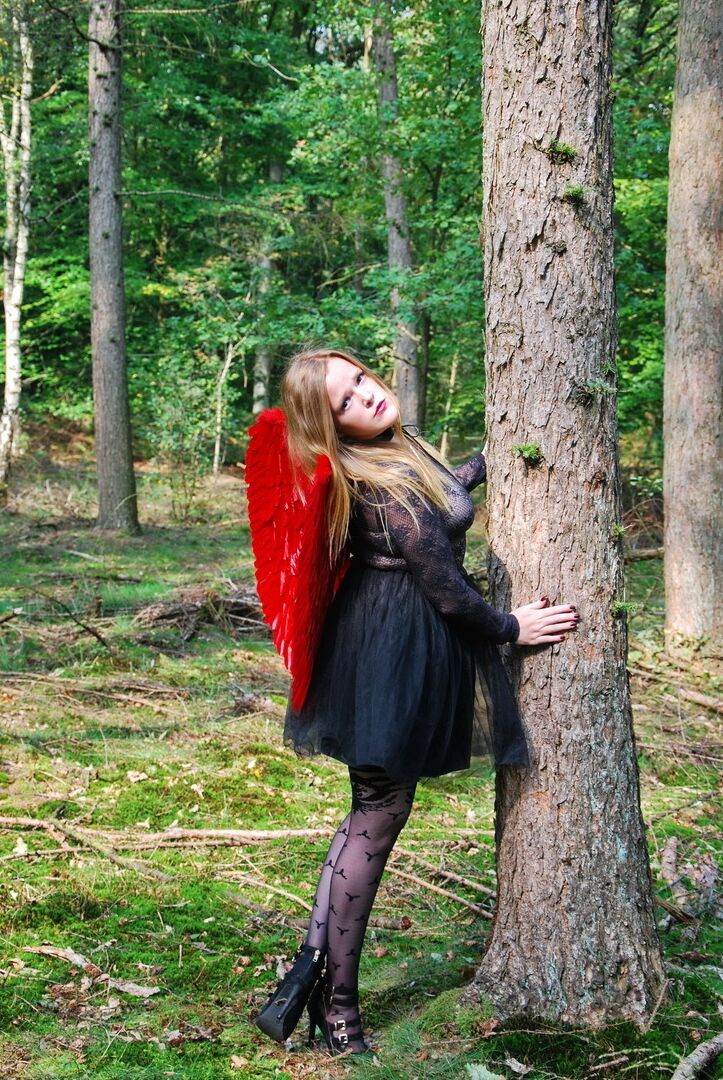 20P Mulher amadora Luscious Models posa na floresta em uma roupa de cosplay