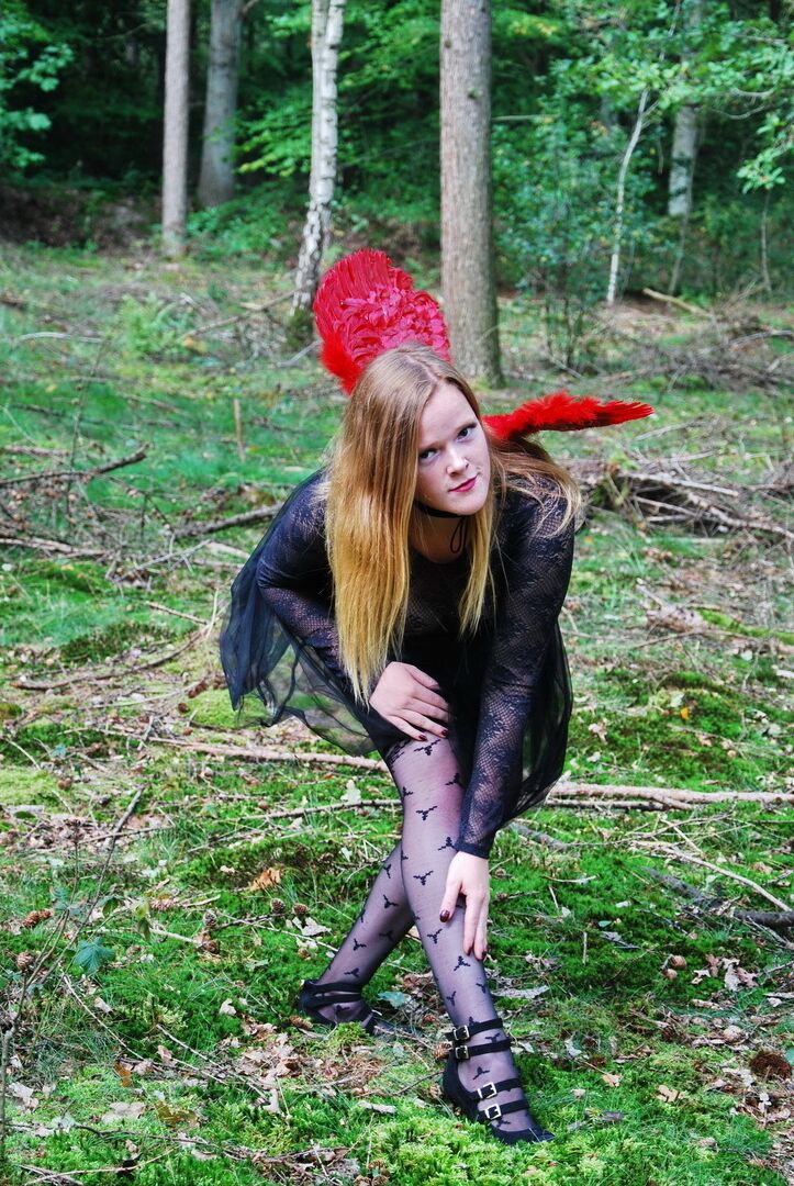 20P Mulher amadora Luscious Models posa na floresta em uma roupa de cosplay