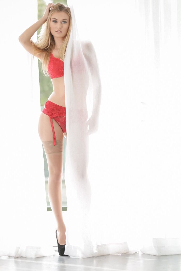 15P La rubia caliente Natalia Starr posa en topless con un liguero rojo sexy