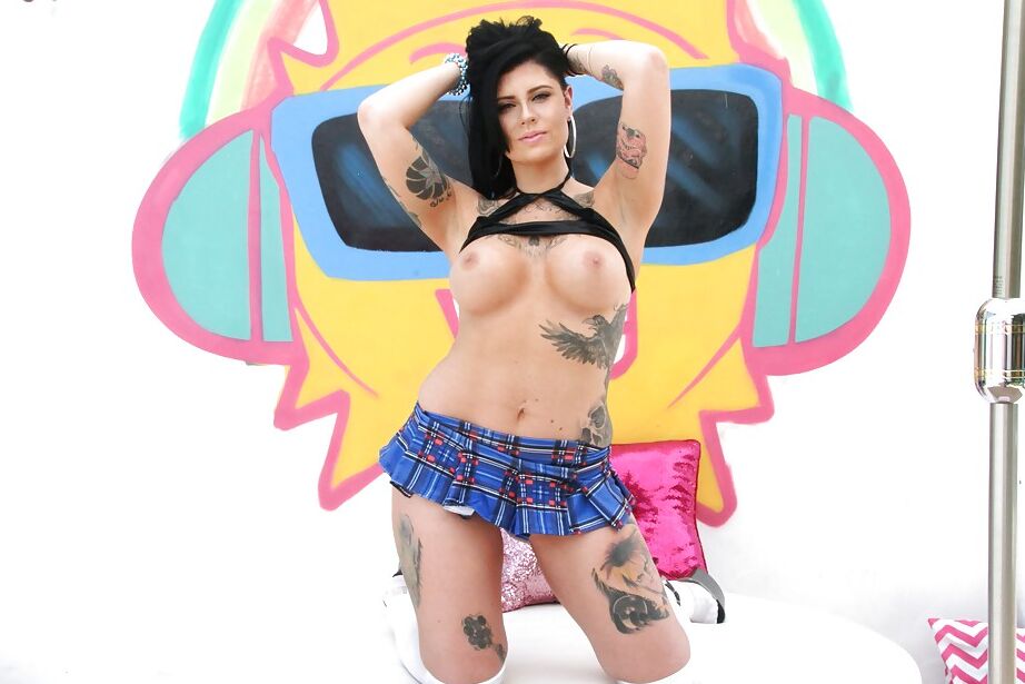 16P A estrela pornográfica tatuada e curvilínea Jordyn Shane se pavoneando com saia de colegial
