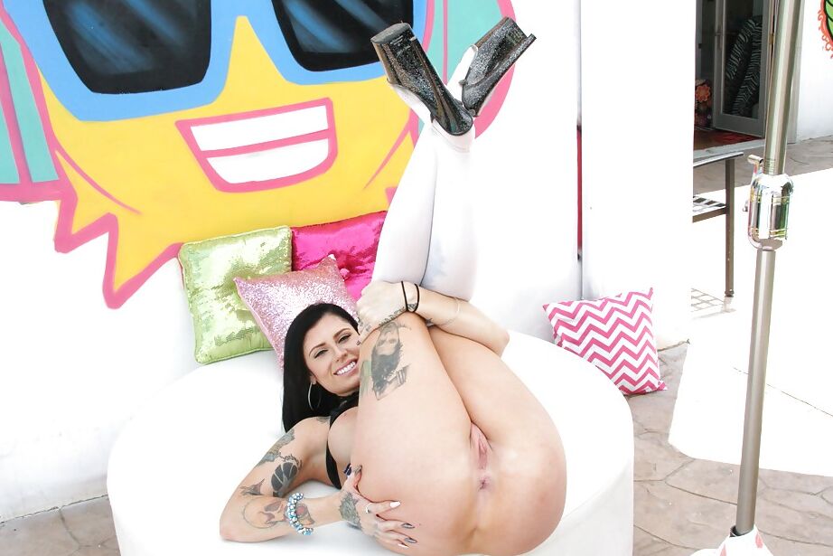 16P A estrela pornográfica tatuada e curvilínea Jordyn Shane se pavoneando com saia de colegial