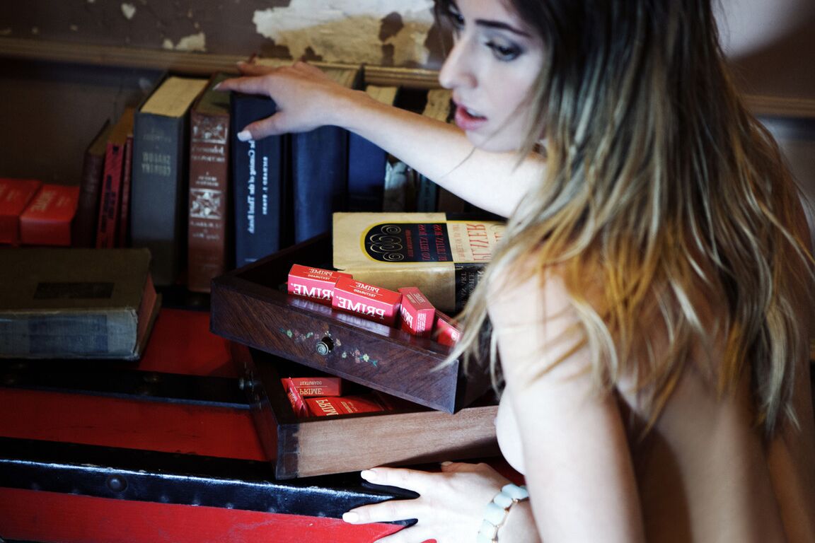 16P Avril Pilot de tirar o fôlego em lingerie provoca você com seus peitos e buceta divinos