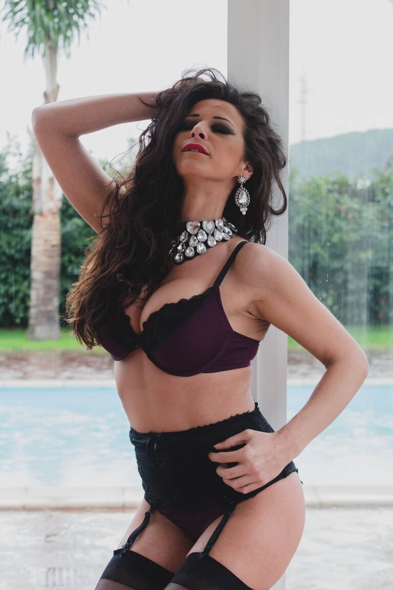 21P Erótico Italiano MILF Martina Gold sendo pego profundamente por trás