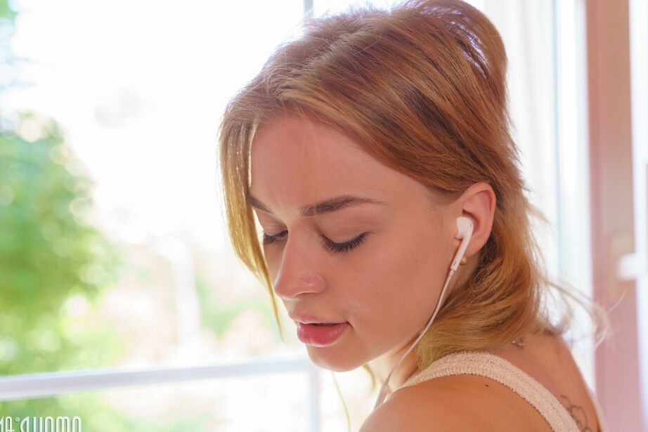20P La joven belleza Loren descubre sus pechos llenos mientras se desnuda para masturbarse