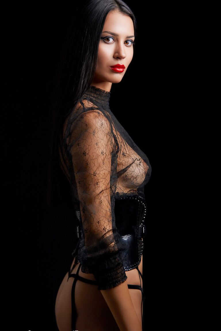 21P Glam Victoria Mur tira sua roupa de sacanagem para mostrar seu corpo esbelto nu