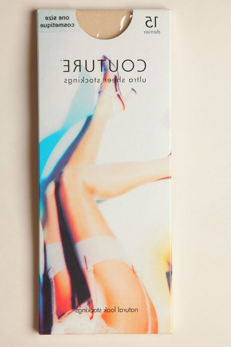 21P Nikki F, toute beauté naturelle, expose ses délicieux pieds en bas