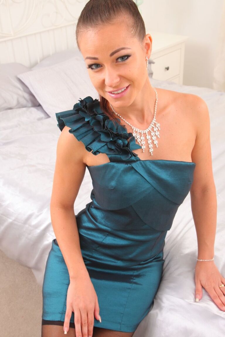21P La beauté élégante Kristina enlève sa robe de soirée pour poser nue en bas