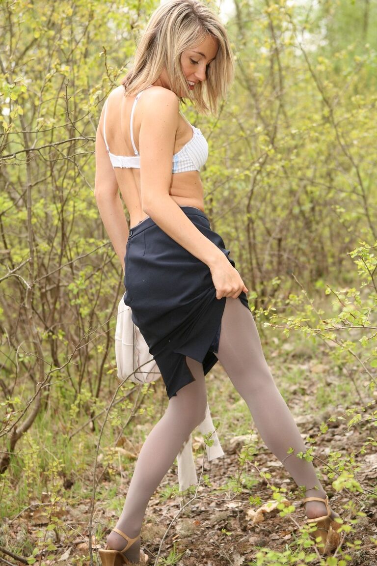21P La preciosa Melanie se quita la falda negra