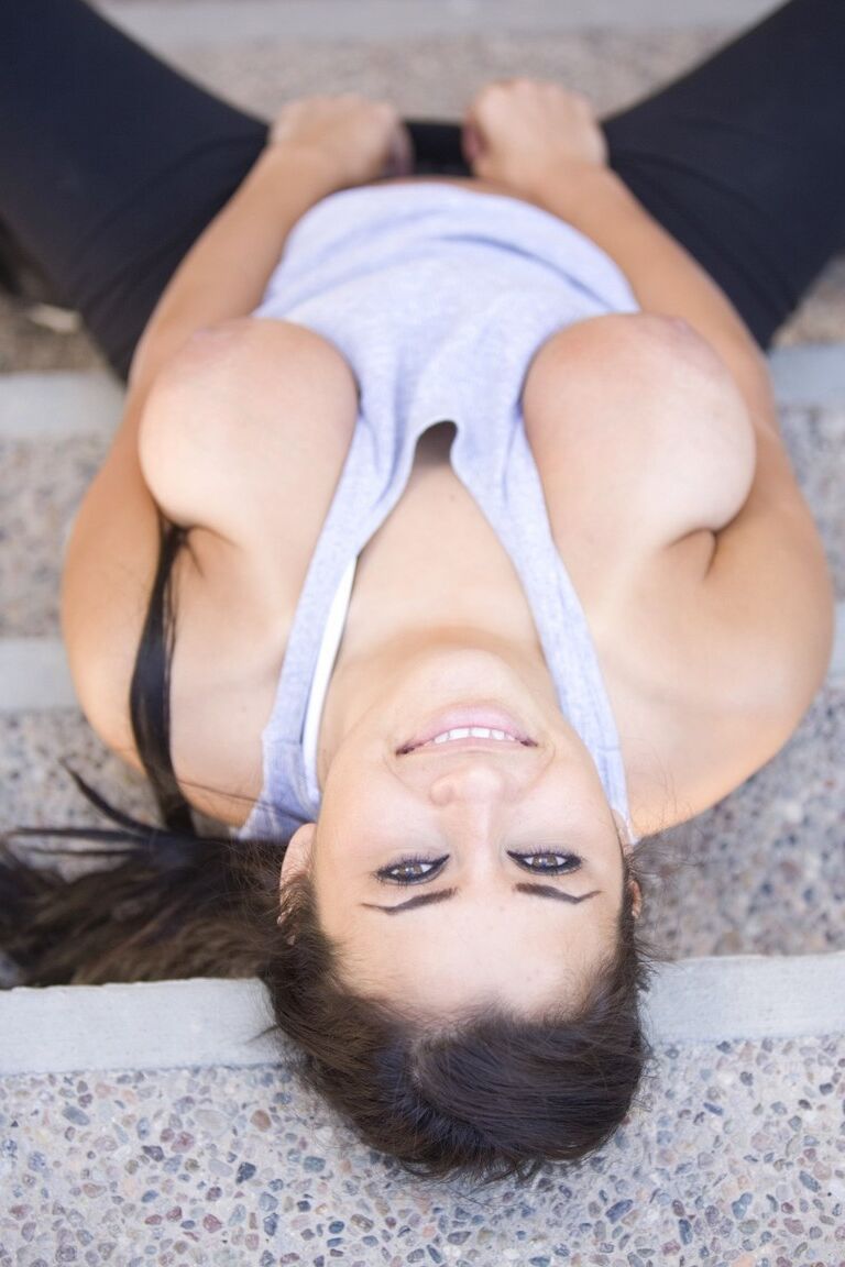 21P La MILF espagnole sexy Alexa Loren montre ses gros seins
