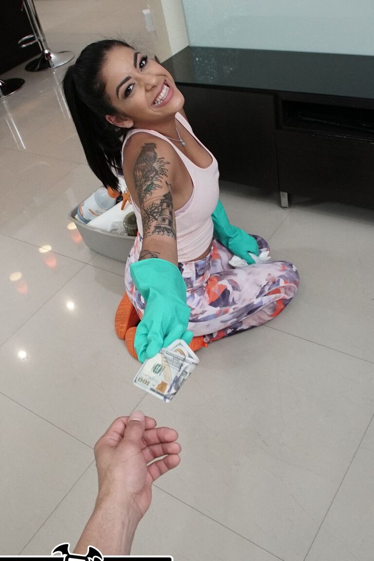 21P Ama de llaves tatuada y de tetas naturales Mia Martinez recibe una gran erección