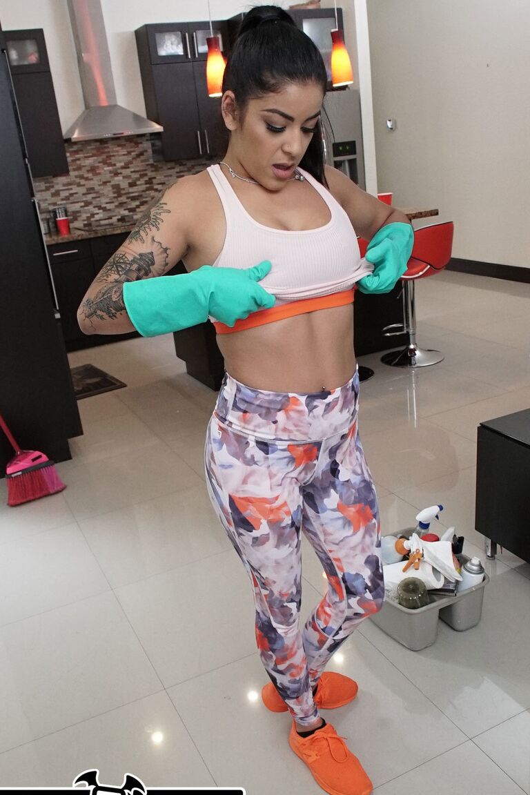 21P Ama de llaves tatuada y de tetas naturales Mia Martinez recibe una gran erección