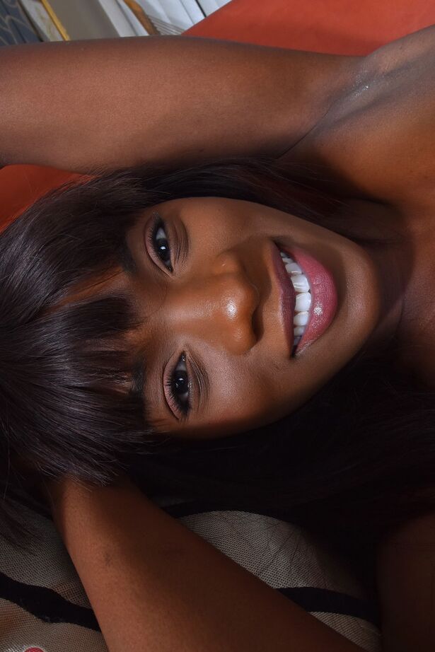 16P Belleza de ébano se baja las bragas para terminar de desnudarse para poses desnudas