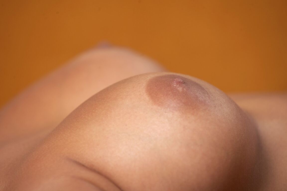 20P Morena MILF Sunny Leone mostra seus seios inacreditáveis ​​e esfrega o clitóris