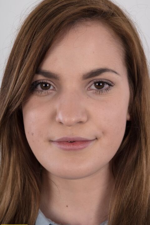 Das 20P-Amateurmodel Kristyna entblößt ihre kleinen Titten und ihren großen Hintern, als sie sich auszieht