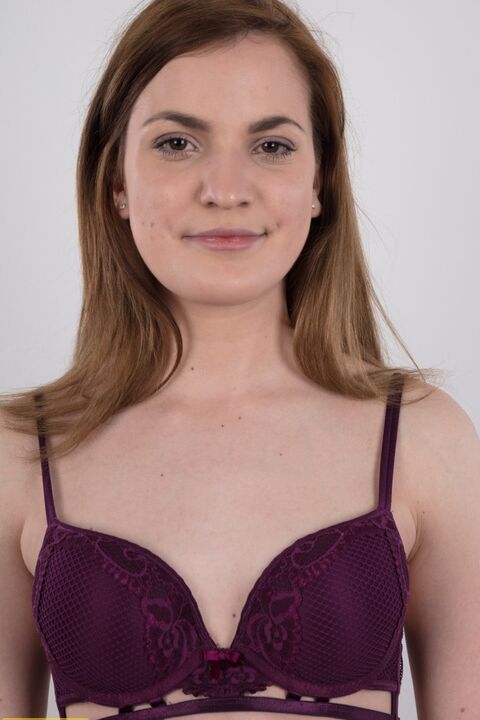 Das 20P-Amateurmodel Kristyna entblößt ihre kleinen Titten und ihren großen Hintern, als sie sich auszieht