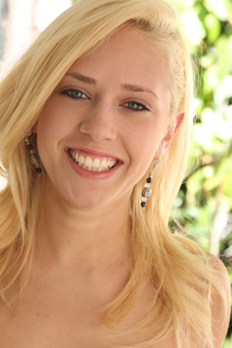 21P Loira adolescente Kagney Lynn Karter mostra suas tetas
