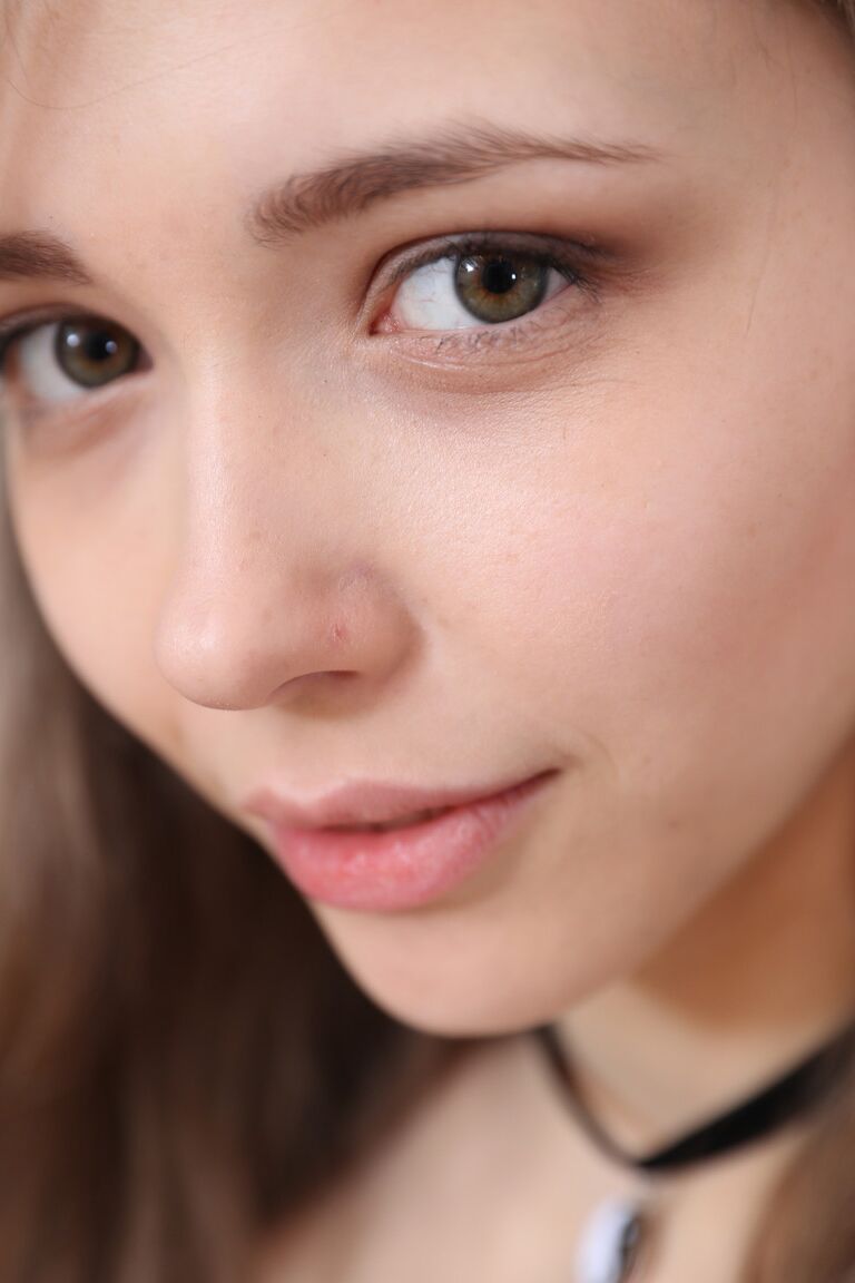 21P A linda estudante Mila Azul expõe seus suculentos seios naturais